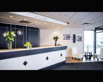 Quality Inn & Suites Brossard - Броссар - Ресторан