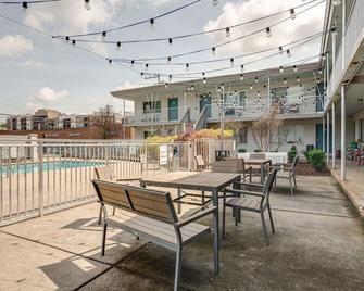 Berry Hill Urban Oasis - by 12 South & Vanderbilt - Nashville - Balcón