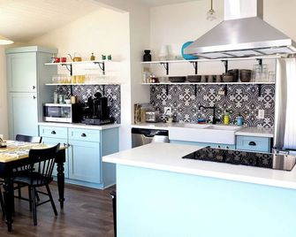 Walkable Historic Downtown Retreat Near Windmill Winery & Outdoor Adventure - Florence - Keuken