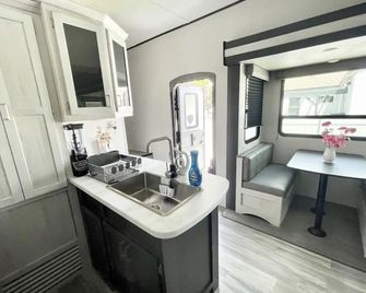 Johnny Love, Modern and Bright Paradise RV - San Diego