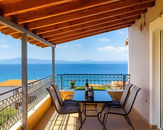 Verga Beachside Getaway with Panoramic Seaviews - Verga - Balcón