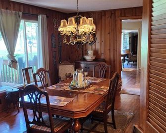 Mid-Century Country Home, nice front porch and east west split bedroom suites. - Hubert - Comedor