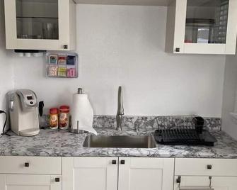 Quiet retreat, minutes from highway and downtown - Cheyenne - Cocina
