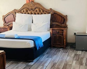 Hosthub Guest House - Rustenburg - Bedroom