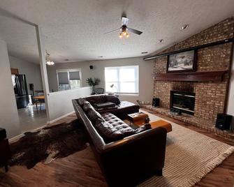 Spacious Home Minutes from Purdue! - West Lafayette - Living room