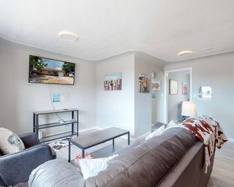 Arvada Private Family Home with Two King Beds - Arvada - Living room