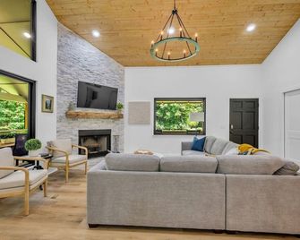 Forest Haven 1030-Luxe Cabin-Sleeps 7 - Kingston Springs - Sala de estar