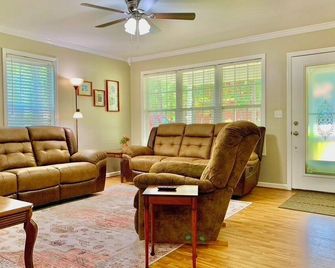 400 Yards To Boat Ramp, Boating Family Fun - Guntersville - Huiskamer