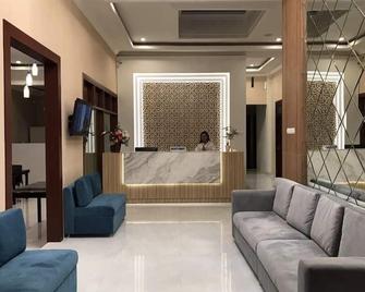 Hillside Suite Guest House - Маланг - Рецепція