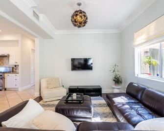 Mediterranean Oasis Villa / pool and bbq / koi pond - Los Angeles - Living room