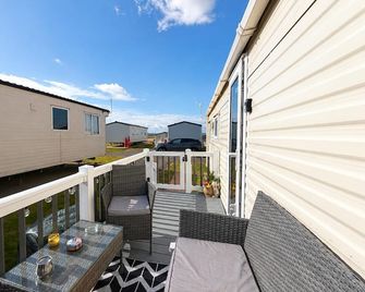 8 Berth Caravan With Side Decking At Harts Holiday Park In Kent Ref 74283Fv - Sheerness - Balcony