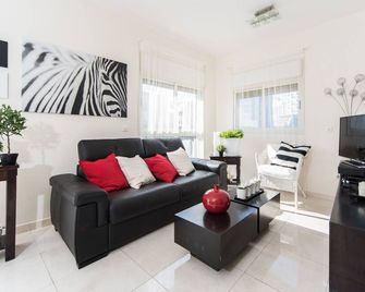 Spacious Duplex with Terrace 3-min From the Beach - Tel Aviv - Living room