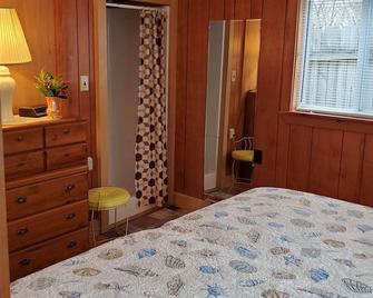 3 one-bedroom fully equipped cottages with free WIFI /weekly rental - Southport - Bedroom