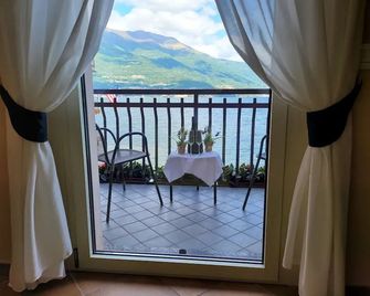 Hotel Meridiana - Bellano - Balkon