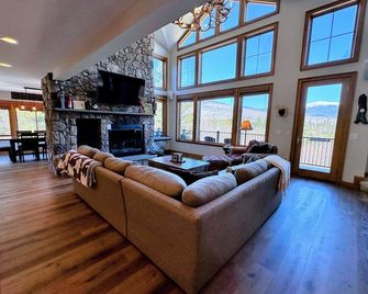 M1 Luxury home a short walk from the Mount Washington Hotel AC heated floor stunning views - Carroll - Вітальня