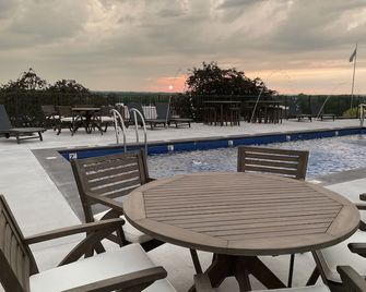 PINEMARK Inn Suites - St Clair - Pool