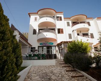 Ericeira Chill Hill Hostel & Private Rooms - Peach Garden - Ericeira