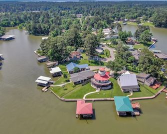 Waterfront One Of A Kind Lighthouse with Large Dock - Livingston