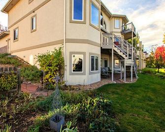 Spread out in a large,1600 sq foot comfort suite 1 bedroom plus additional nook - Longmont - Building