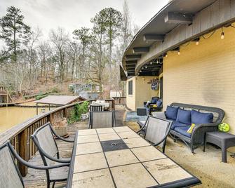 Rustic Valley Cottage w/ Boathouse on Lake Harding - Valley - Patio