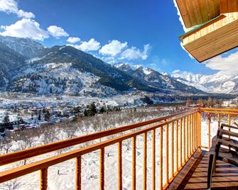 Hotel Mountain Face by Snow City Hotels - Manali - Parveke