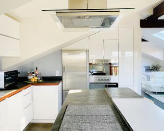 The Stargazer | Executive Suite | Urban Oasis - Emeryville - Cocina