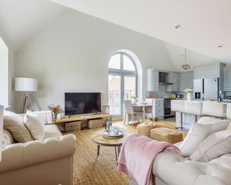 Cobblestone Cottage - Docking - Living room