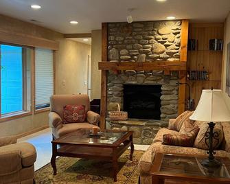 Beech Mountain 4 BR with Amazing Long-range Views. Spacious house. Pet friendly. - Linville - Living room