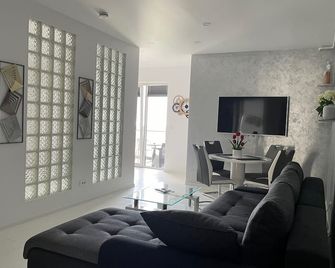 Westpark2 One-Bedroom Suite W5 Lakeview - בוקרשט - סלון