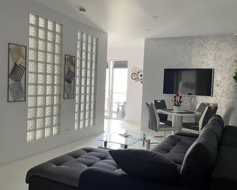 Westpark2 One-Bedroom Suite W5 Lakeview - בוקרשט - סלון