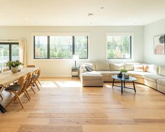 Accessible, Executive 4 bed, 4 bath, Office, EV Charger, Fenced Yard, Garage - Edison - Living room