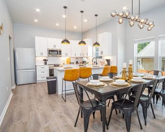 Inviting 4br/2ba Near Downtown & Riverwalk - San Antonio - Dining room
