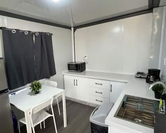 TH2-Enjoy the serenity of the lake in the comfort of this 2 bedroom tiny home. - Bridgeport