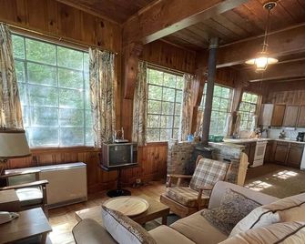 Highland Holiday Limit 7-10 3 Bedroom Cottage By RedAwning - Bridgton - Living room