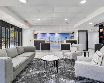 La Quinta Inn & Suites by Wyndham Jacksonville Mandarin - ג'קסונוויל - לובי