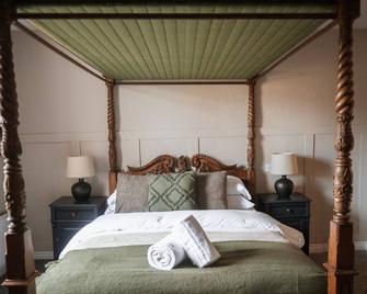 #2 - 4 Poster Bed at The Raven Hotel by PureStay - Much Wenlock - Bedroom