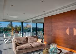 Panoramique 180 lac et montagne et Nid Secret spa romantique - Annecy - Living room