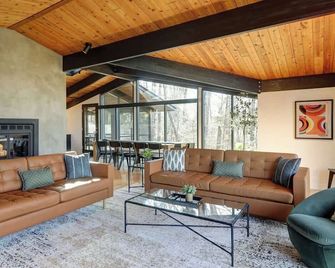 Modern Riverfront Retreat | Luxe 3BR with Sauna - Ruckersville - Lounge