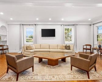 Mansion in Southern Pines - Saltwater Pool, Farm Animals, Golf - Southern Pines - Living room