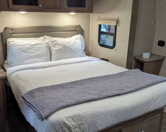 Large + comfortable 2018 Trailer near Kootenay Lake - Kaslo - Bedroom