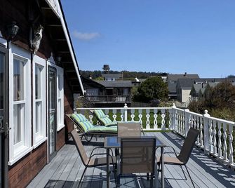 Monthly Mendo Village Stylish Home! Epic Bay Ocean & Garden Views Dog Friendly!! - Mendocino - Balcony
