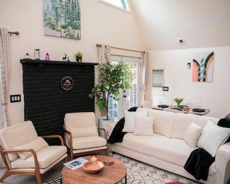 Poconos A-frame cabin - firepit, grill, near pool and lake - Tobyhanna - Living room