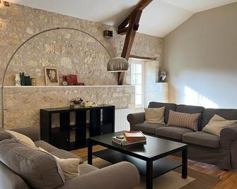 Le Gîte de la Grande Chouette - un Séjour Dans un Château Médiéval ! - La Celle-Guenand - Sala de estar