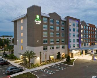 Holiday Inn Express & Suites Orlando- Lake Buena Vista, An IHG Hotel - Lake Buena Vista - Building