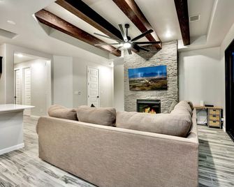 Modern 3-Bedroom Villa with Jacuzzi and Gym - Las Cruces - Living room