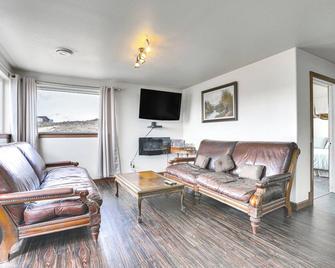 2 Mi to Dtwn Buffalo: Mtn-View Retreat w/ Patio! - Buffalo - Vardagsrum