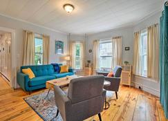 Updated Vintage Apartment Less Than half Mi to Main St - Keene - Sala de estar