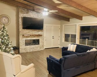 Perfect hideaway on a serene and peaceful lake - Shelton - Obývací pokoj