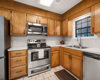 Cozy Cove-Cute 3BR in Town - Van Buren - Küche