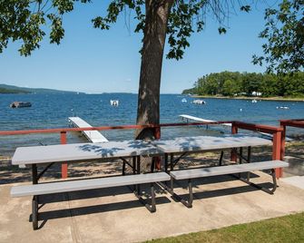 Willsboro Bay Family Getaway on Lake Champlain - Willsboro - Patio